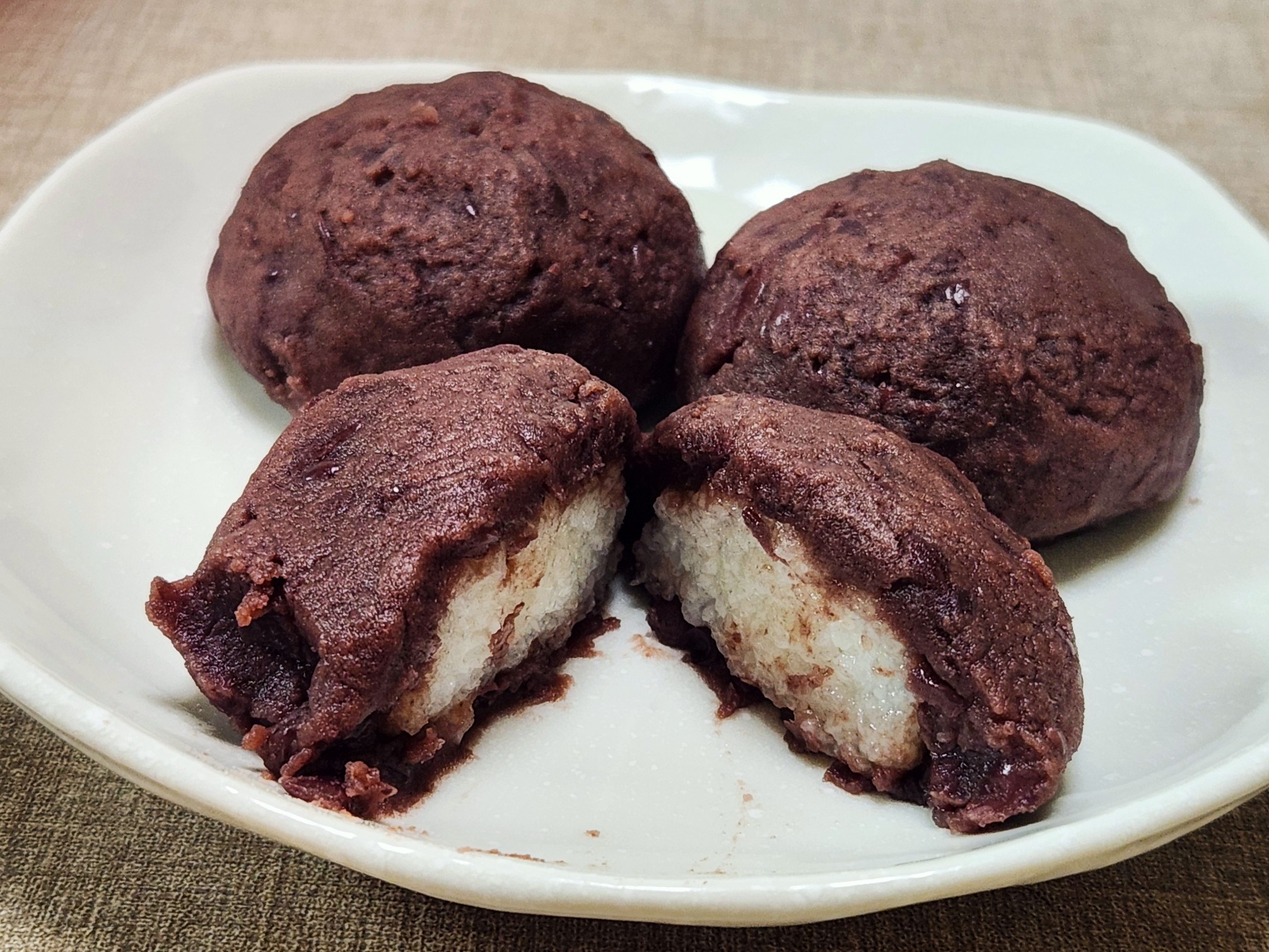 6個入りです。直径6㎝の小粒系です。この時点ではカチカチです。